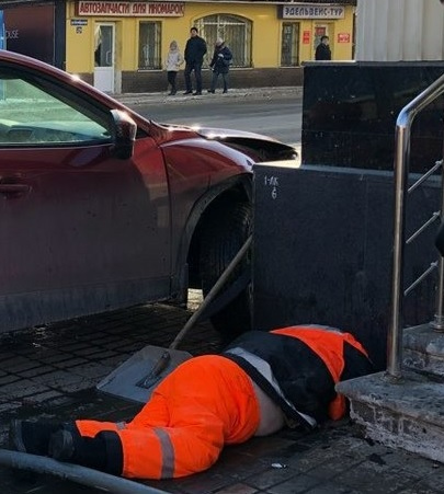 автоледи сбила двух женщин около ТЦ "Лобачевский Плаза" на улице Ошарской 11 марта 2018 года