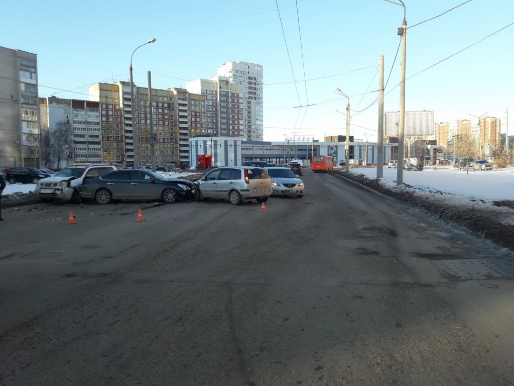 Массовая авария на улице Плотникова Нижнего Новгорода 19 марта 2018 года