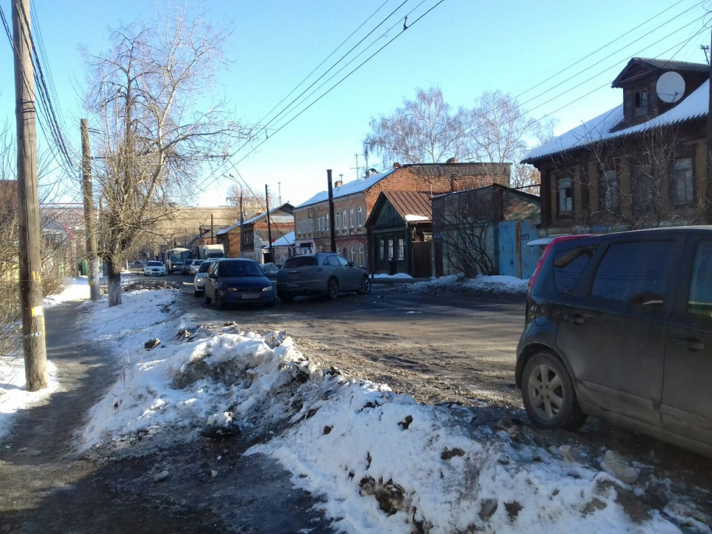 20 марта на улице Долгополова в Нижнем Новгороде иномарка снесла столб