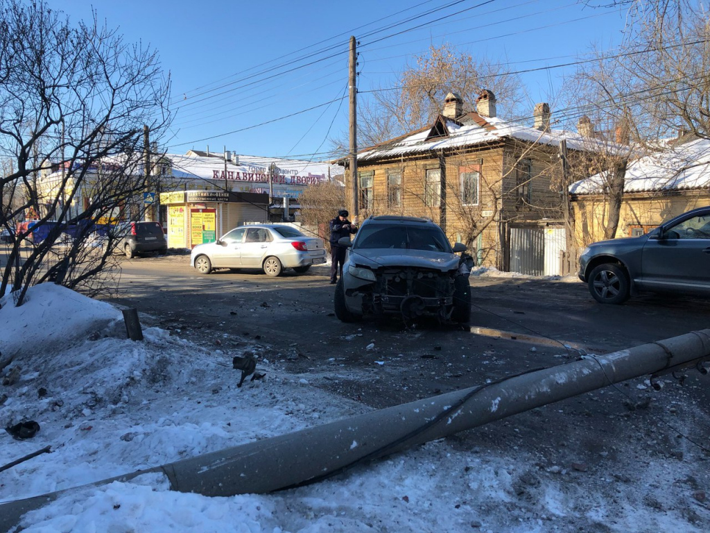20 марта на улице Долгополова в Нижнем Новгороде иномарка снела столб