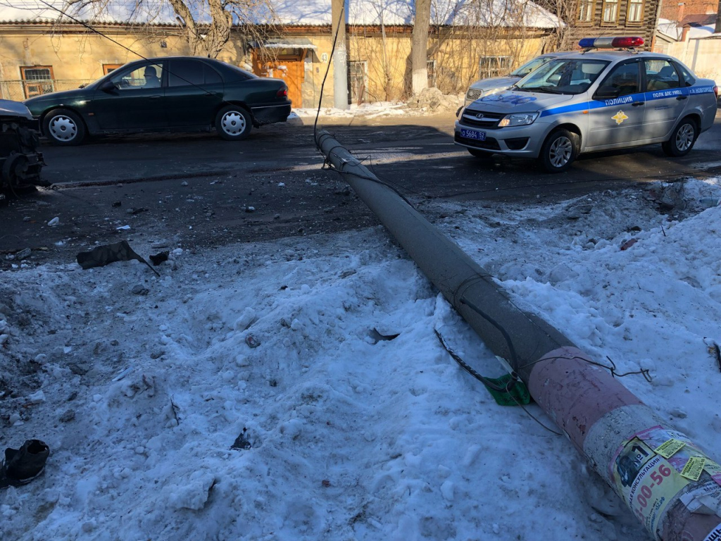 20 марта на улице Долгополова в Нижнем Новгороде иномарка снесла столб