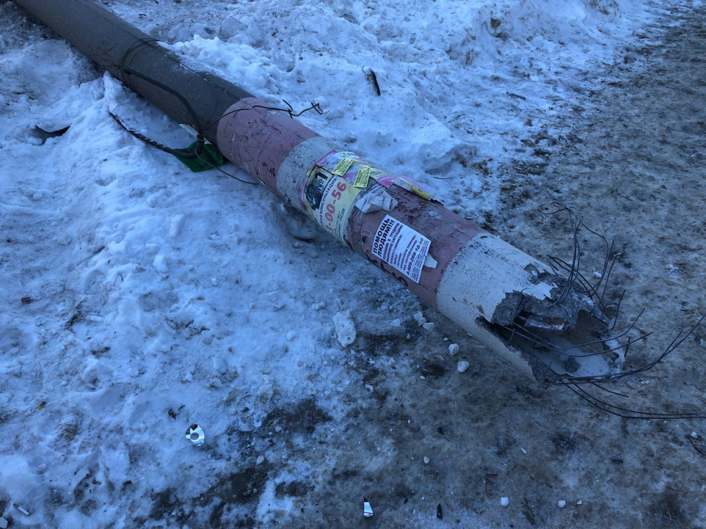 20 марта на улице Долгополова в Нижнем Новгороде иномарка снесла столб 