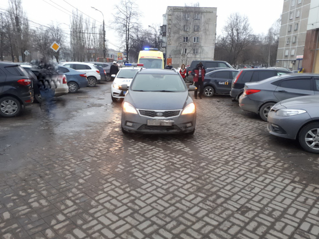 Иномарка сбила 87-летнюю женщину на парковке в Автозаводском районе 21 марта