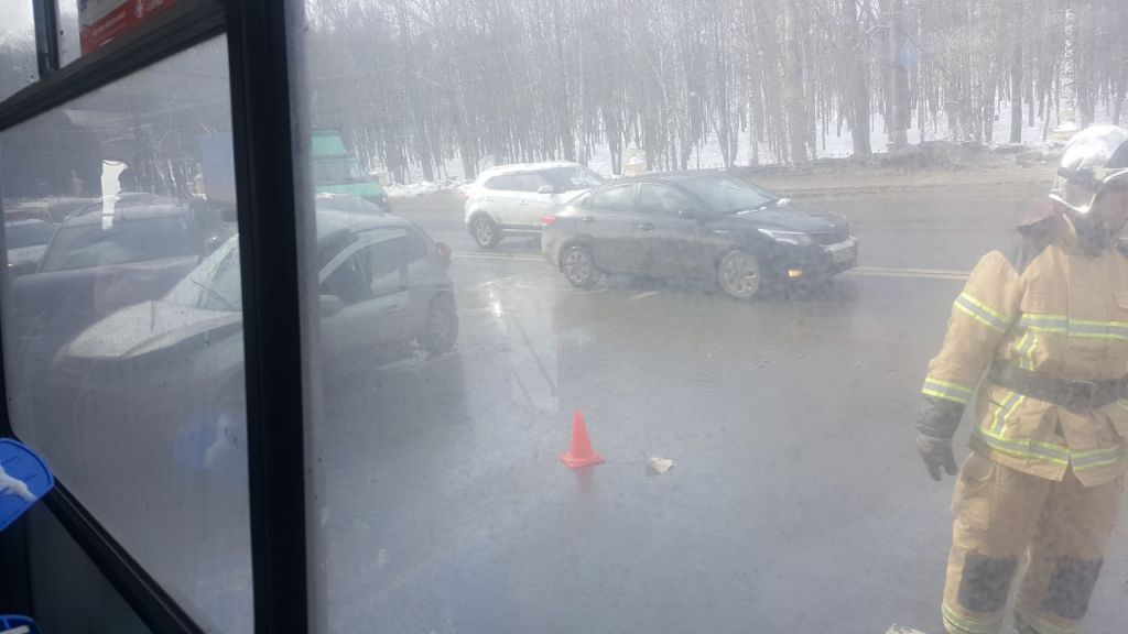Столкнулись три автомобиля. Авария на проспекте Гагарина около кинотеатра Электрон 22 марта 2018 года