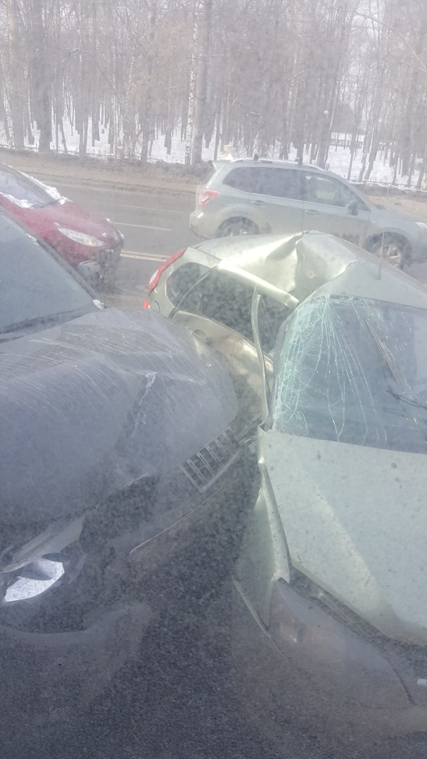 Авария на проспекте Гагарина около Электрона, столкнулись три автомобиля 22 марта