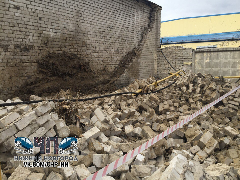 В Нижнем Новгороде на Базовом проезде рухнула кирпичная стена 13 апреля
