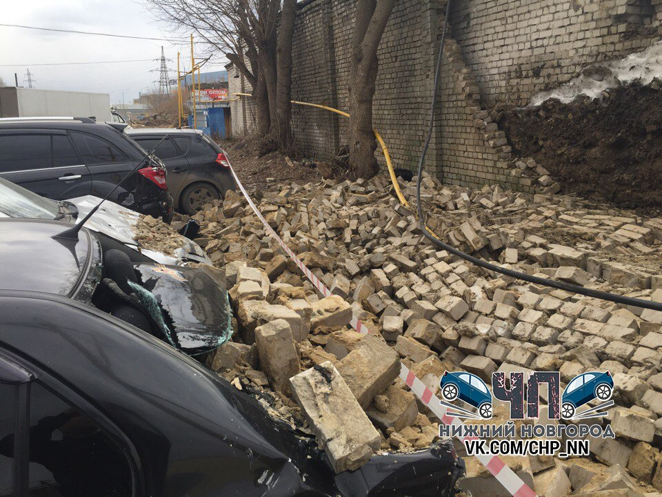 В Нижнем Новгороде на Базовом проезде рухнула кирпичная стена 13 апреля