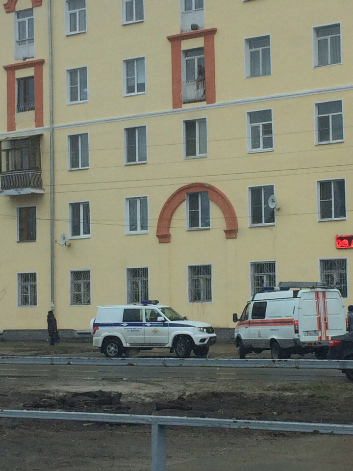 В Дзержинске женщина выпала с балкона на пятом этаже