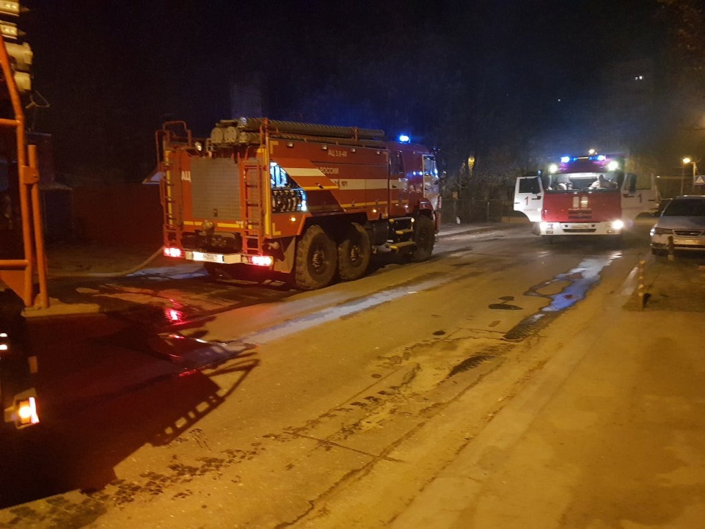 В Нижнем Новгороде на улице Рыбинской загорелся автосервис ночью 6 мая 2018 года