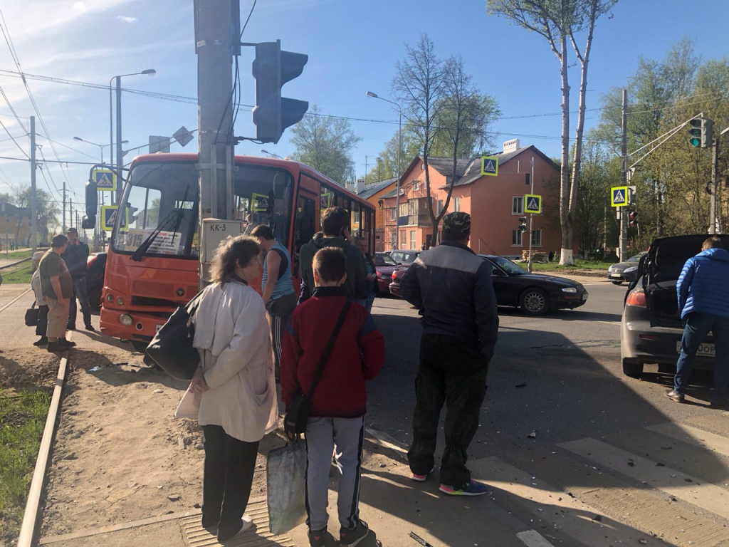 Митцубиси врезался в автобус 315 на проспекте Молодежный Нижнего Новгорода 9 мая