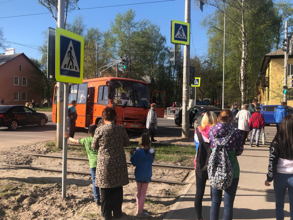 Митцубиси врезался в автобус 315 на проспекте Молодежный Нижнего Новгорода 9 мая