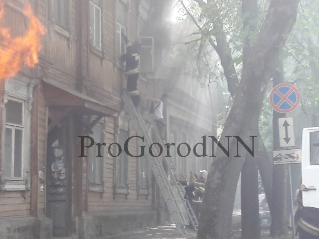 пожар на улице Короленко. Горит деревянный дом 18 мая 2018 года