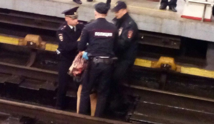 на станции метро Московская женщина упала на платформу