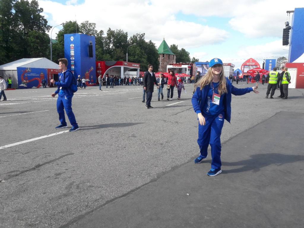 волонтеры ЧМ-2018 на площади Минина и Пожарского в Нижнем Новгороде 14 июня 2018 года
