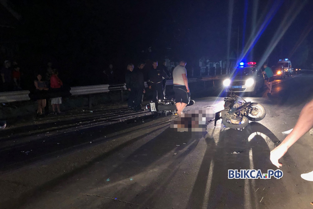 Ночью 30 июня в Выксе столкнулись два мотоцикла. Один человек погиб, трое госпитализированы в больницу с различными травмами.