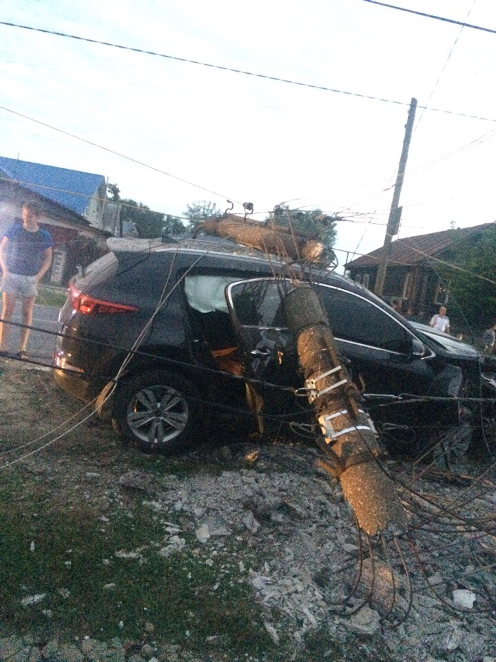 столб упал на иномарку в Кулебаках 3 июля