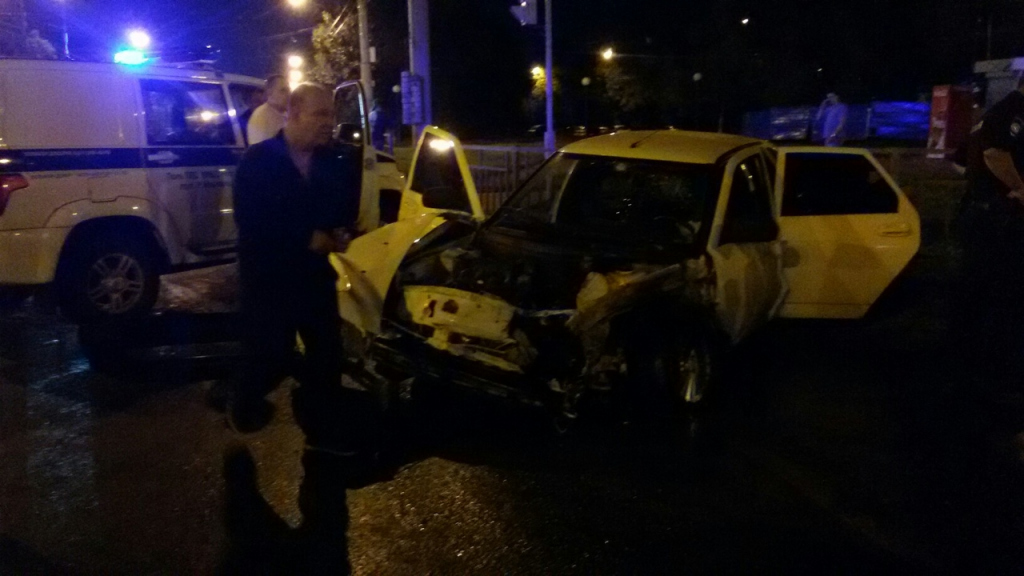 два легковых автомобиля столкнулись в Автозаводском районе Нижнего Новгорода в ночь на 23 июля