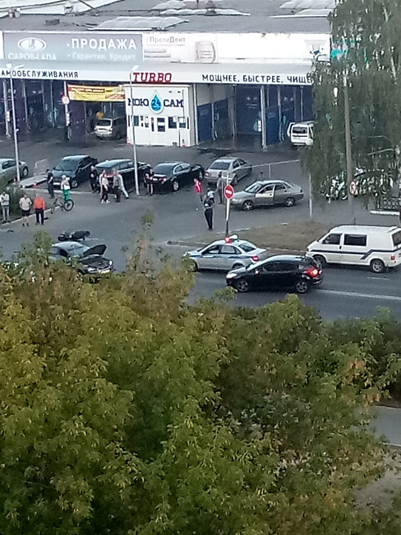 Авария в Сарове 7 августа. На улице Силкина столкнулись легковой автомобиль и мотоцик.