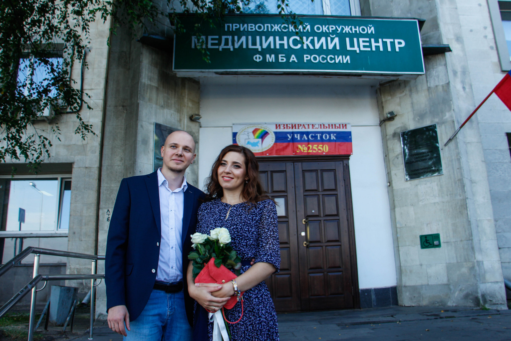 влюбленные приплыли на катере на избирательный участок, на выборы губернатора Нижегородской области 9 сентября