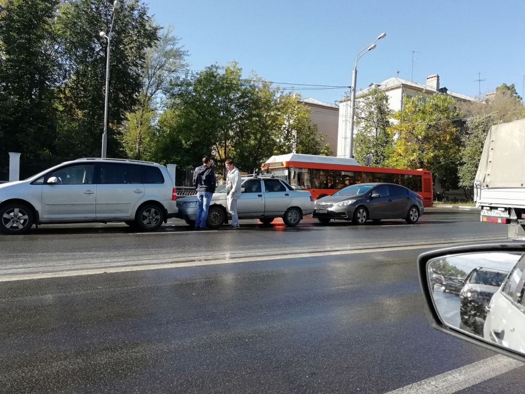 Три автомобиля столкнулись на проспекте Гагарина около остановки "Университет Лобачевского" 13 сентября