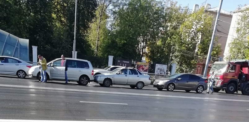 Три автомобиля столкнулись на проспекте Гагарина около остановки "Университет Лобачевского" 13 сентября