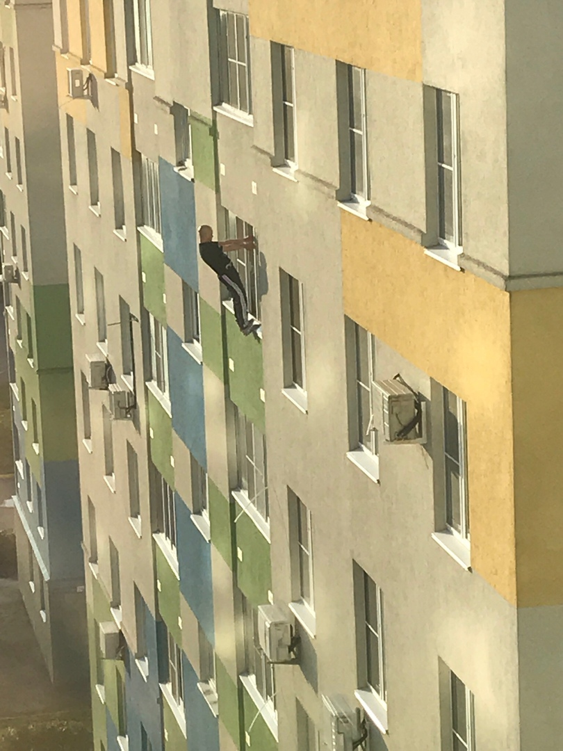 мужчина прыгнул сс 7 этажа в Нижнем Новгороде