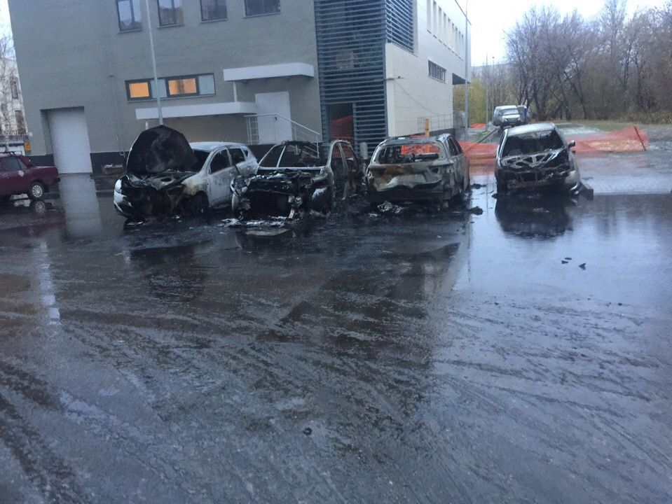 четыре автомобиля сгорели на улице Маршала Казакова в Канавинском районе 27 октября