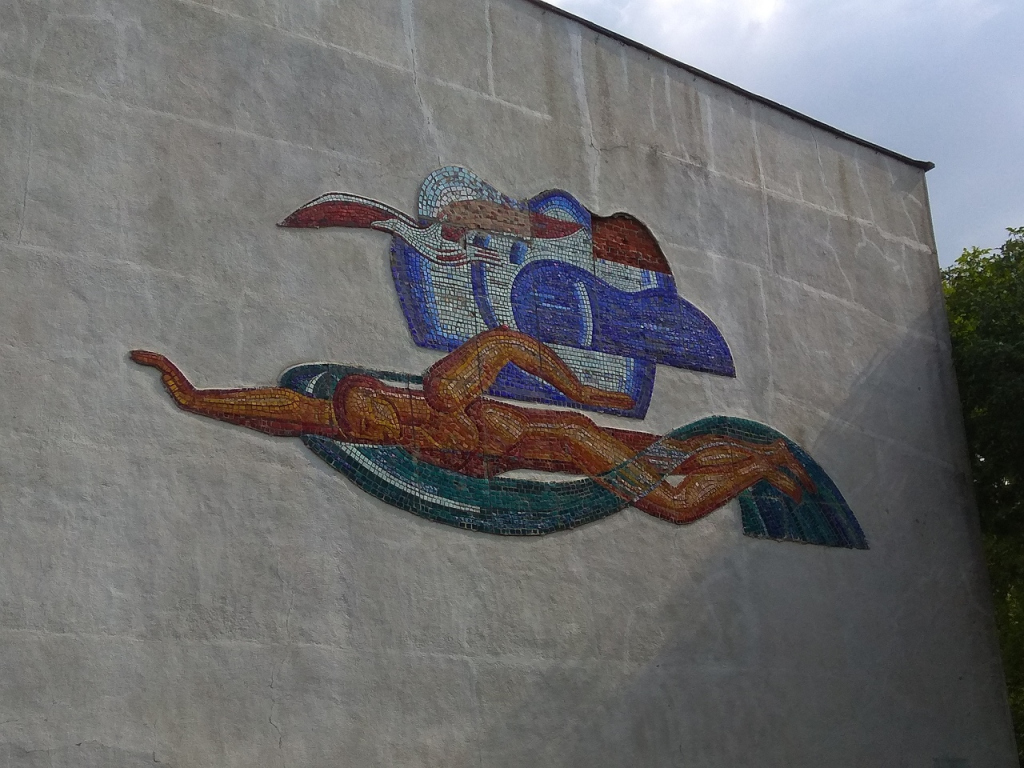 мозайка на стене бассейна в Автозаводском раойне