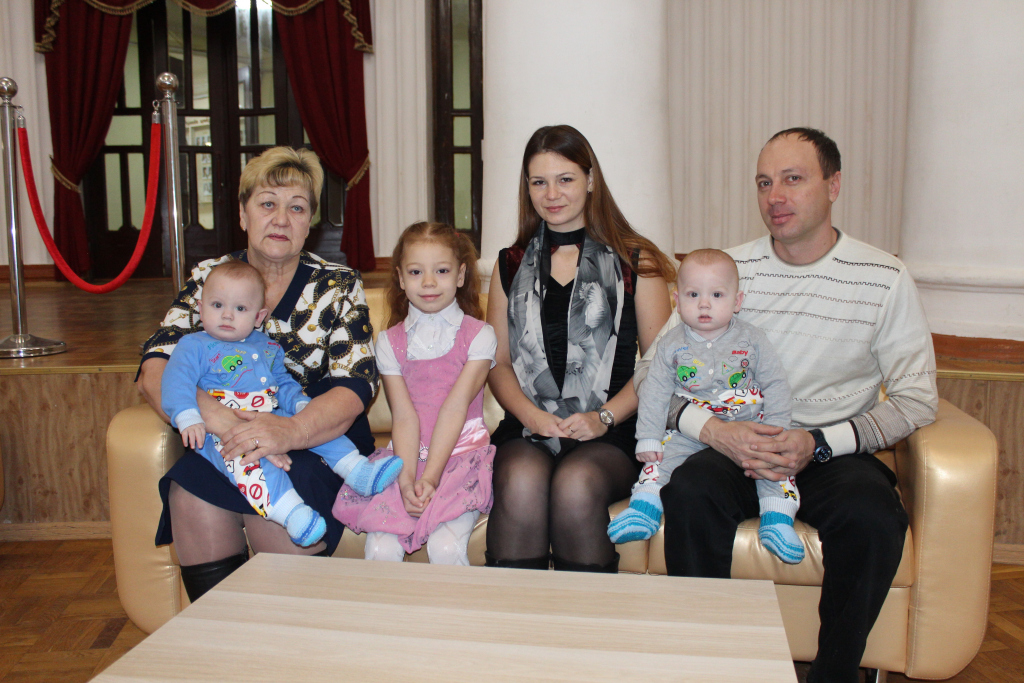 В Дзержинске многодетные семьи поздравили с днем матери