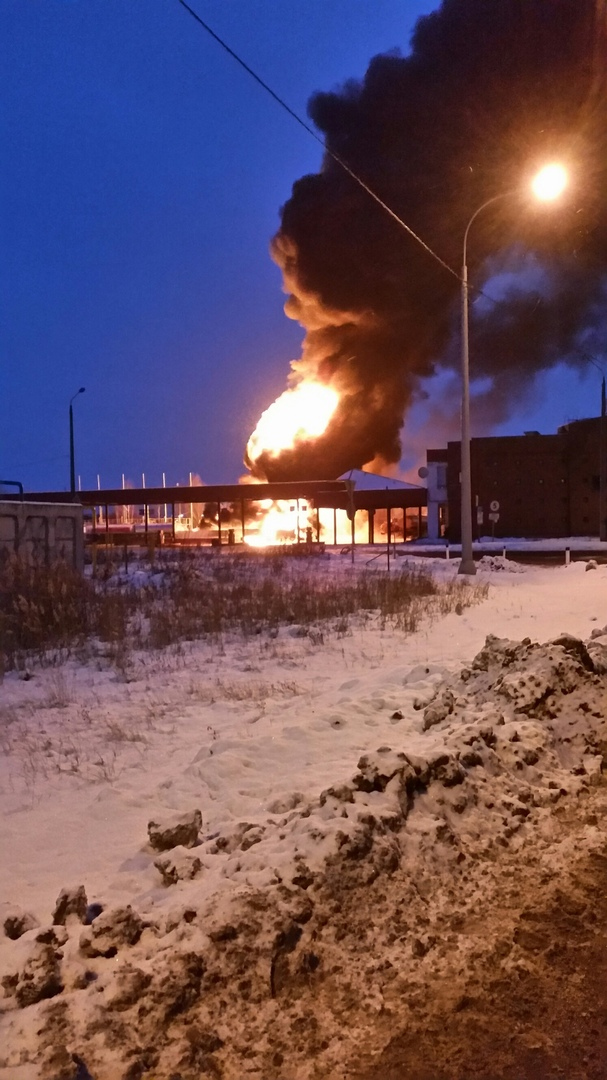 пожар в поселке Дружный 29 ноября горит бензовоз на АЗС