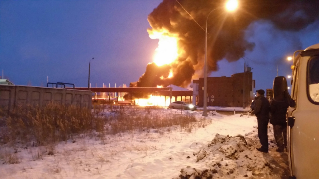 пожар в поселке Дружный Кстовского района 29 ноября горит бензовоз