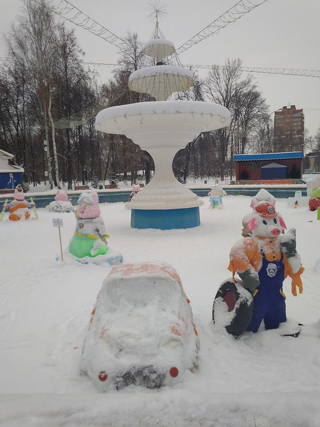 парад снеговиков - хрюшек в Автозаводском парке
