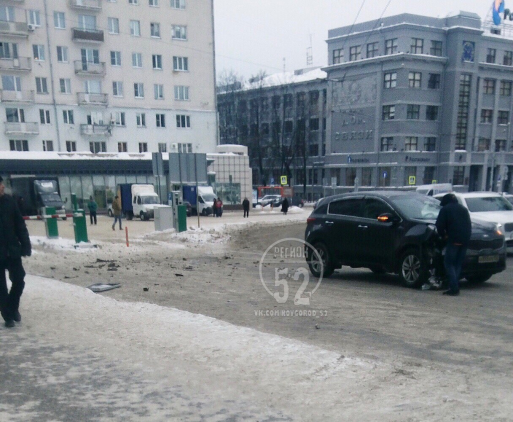 Последние новости нижнего новгорода происшествия. Парковки около площади Горького. Парковка на площади Горького Нижний Новгород новости. На выезде снесли шлагбаум.