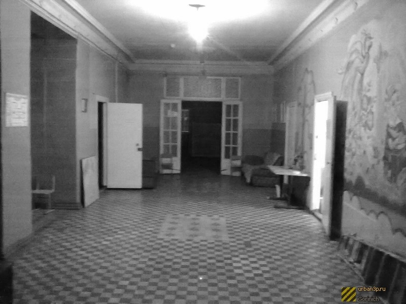 Пустой, пугающий школьной коридор