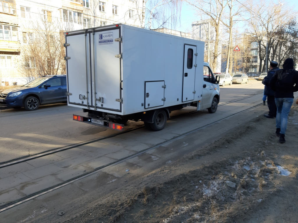 Газель встала на путях и перекрыла движение трамваев на улице Студенческой в Нижнем Новгороде 29 марта