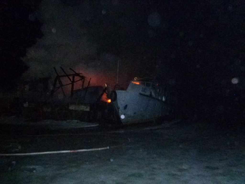 два дебаркадера и катер загорелись около Борского моста 3 апреля