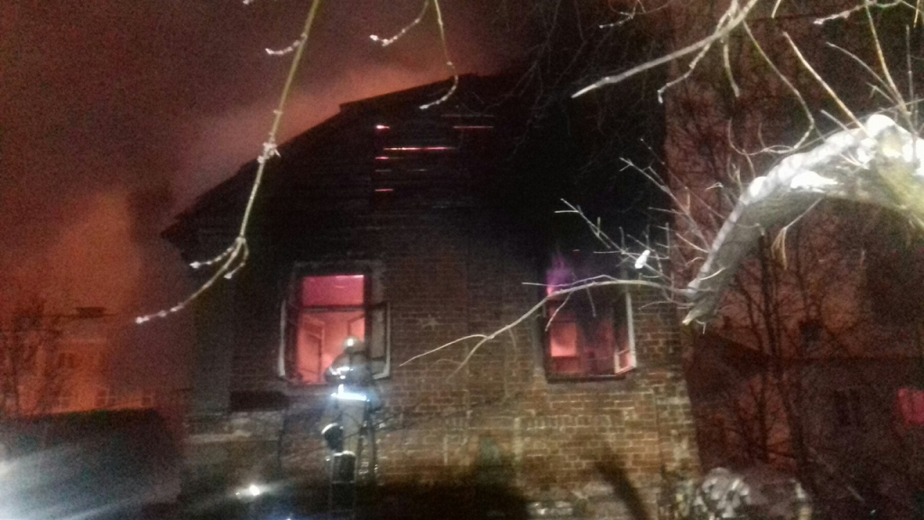 пожар, на Малой Покровской сгорел дом ночью 10 января