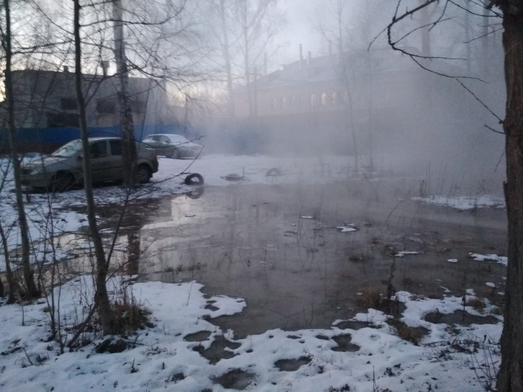 трубу с горячей водой прорвало на улице Минеева Автозаводского района Нижний Новгород 24 января