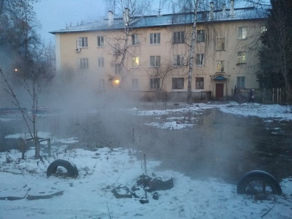 трубу с горячей водой прорвало на улице Минеева Автозаводского района Нижний Новгород 24 января