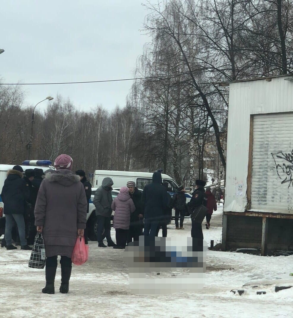 Мужчина разбился упав с крыши дома в Арзамасе на перекрестке улиц Парковой  и Жуковского