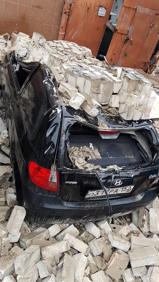 кирпичная стена обрушилась на припаркованные автомобили Нижний Новгород 10 марта