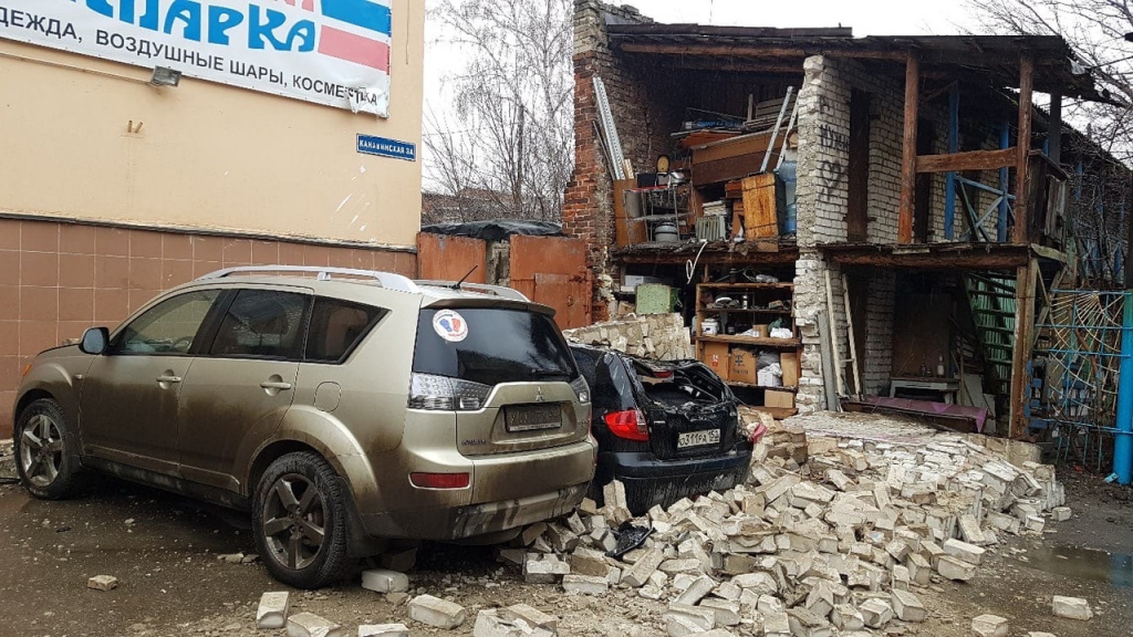 кирпичная стена обрушилась на припаркованные автомобили Нижний Новгород 10 марта