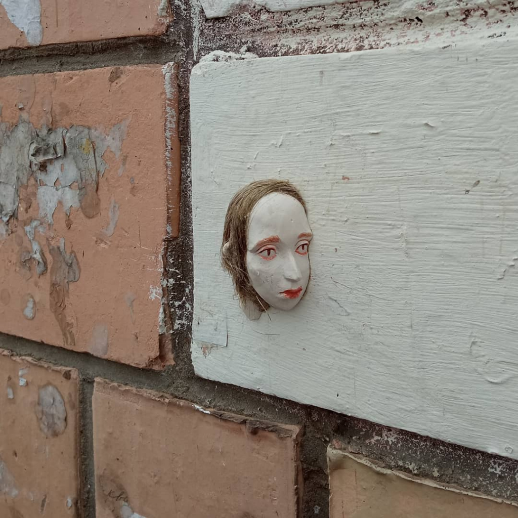 Московская художница Linden Tar "разбросала" кукольные головы по Нижнему Новгороду