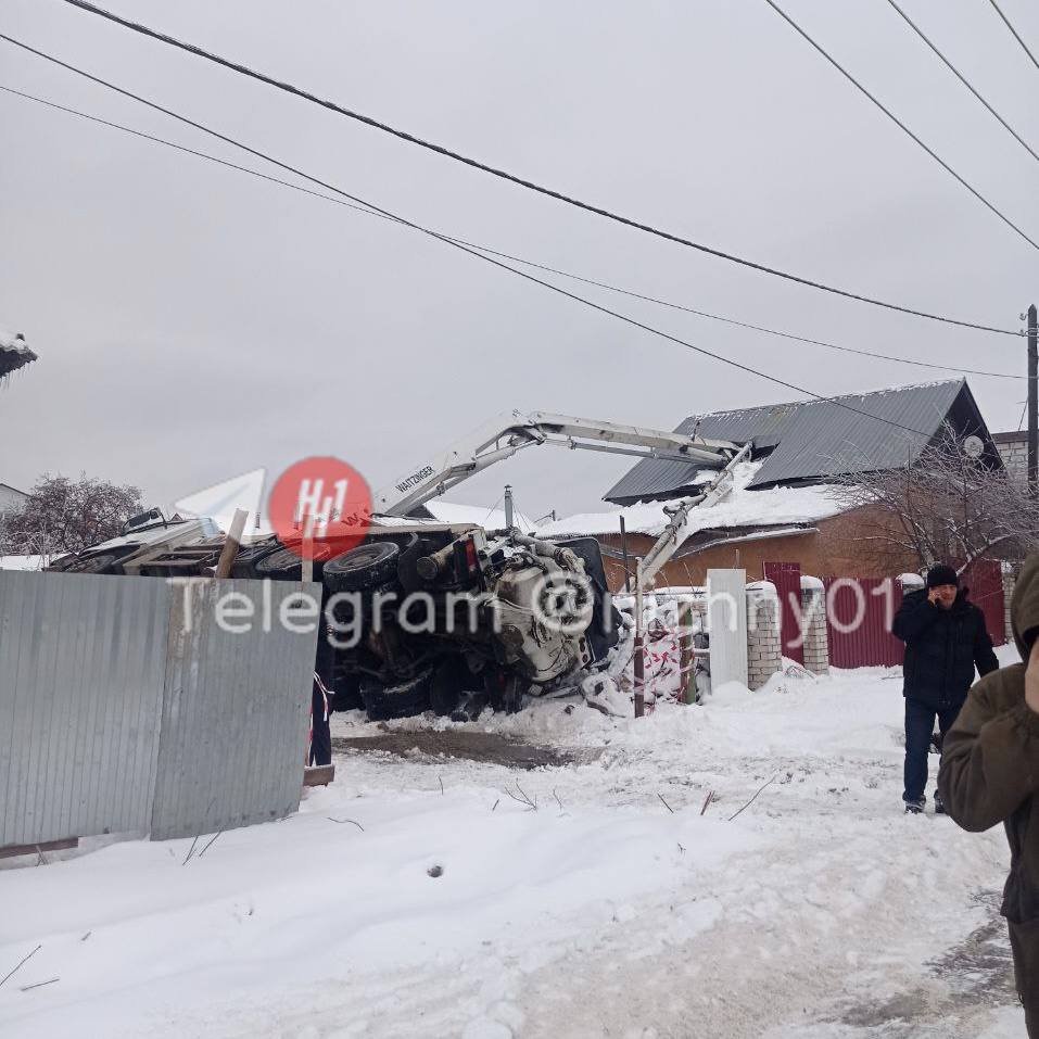 В Нижегородской области бетононасос проломил крышу в жилом доме