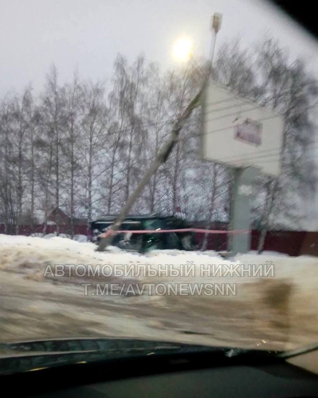 В Щербинках столкнулись две машины и снесли столб