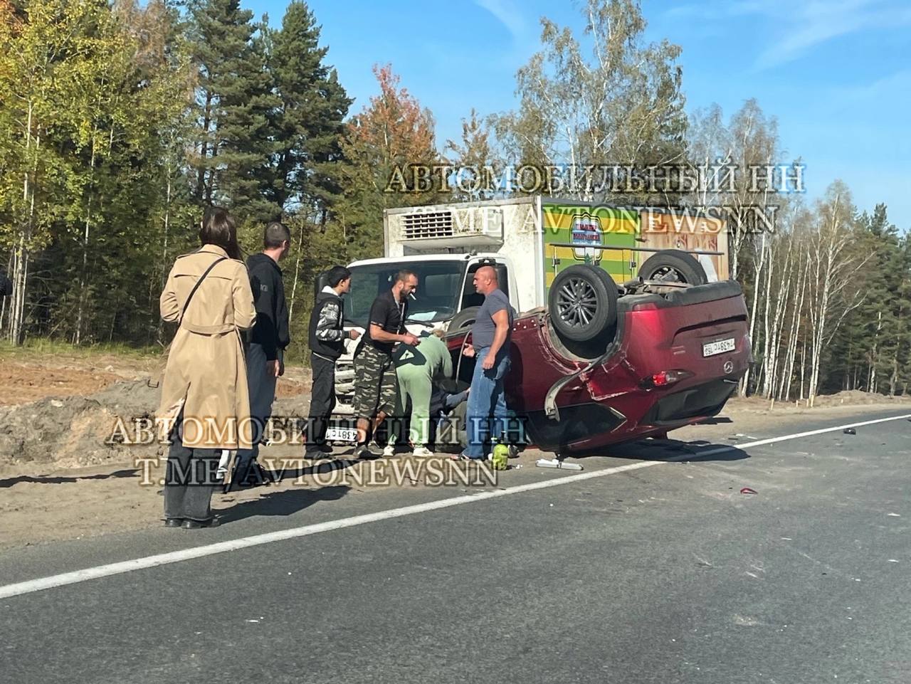 Грузовик и иномарка перегородили дорогу в Нижегородской области, устроив ДТП