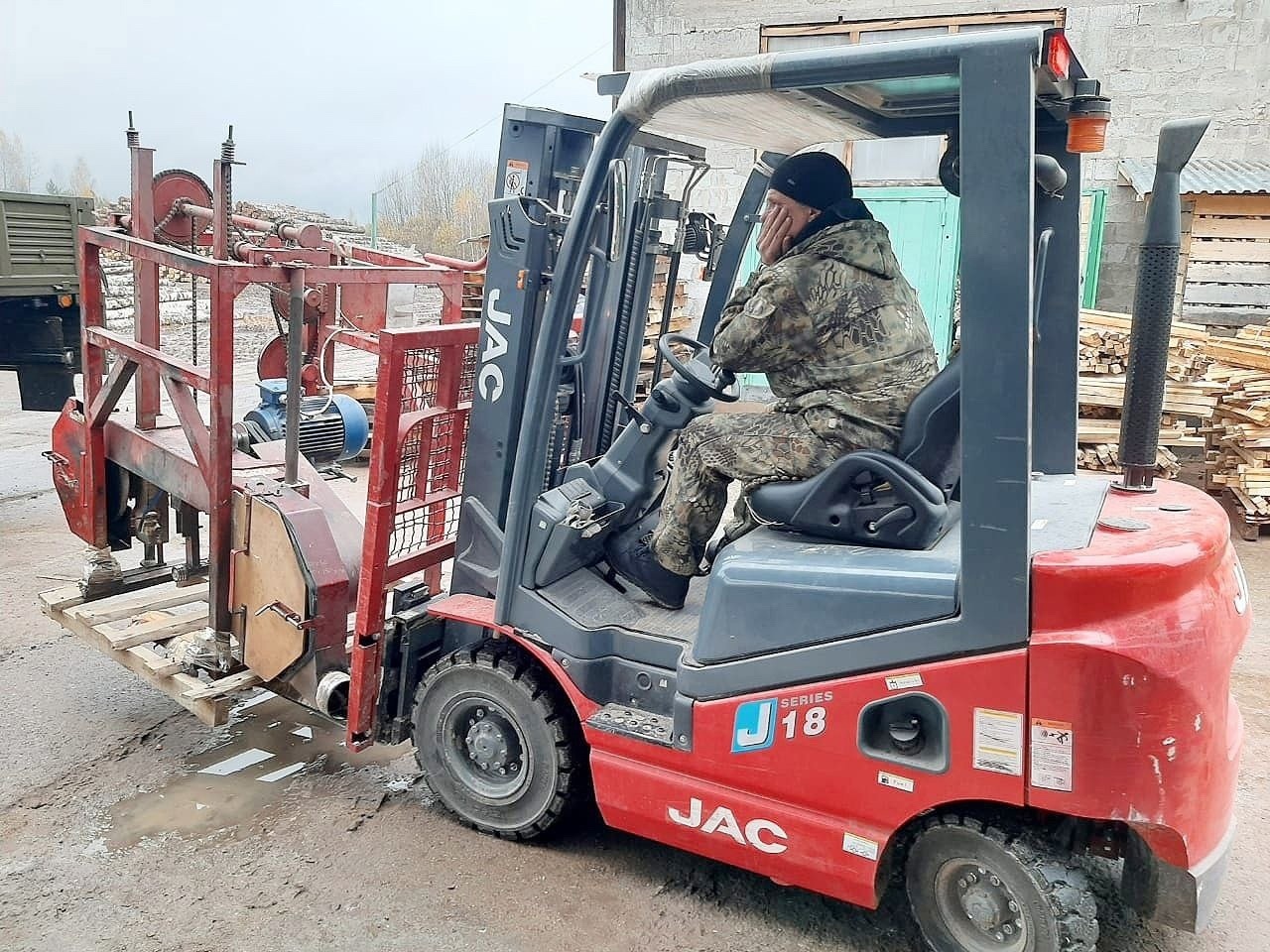 Бизнесмен из Воскресенского округа подарил участникам СВО станок для  распиливания древесины