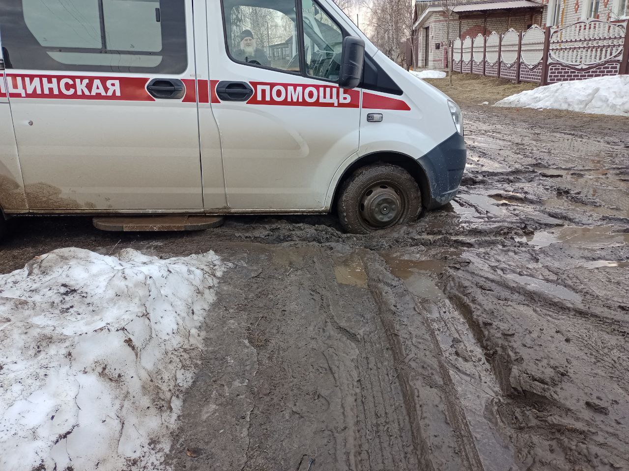 Скорая застряла в грязи в Павловском районе: медикам пришлось идти пешком к  ребенку | 31.03.2024 | Нижний Новгород - БезФормата