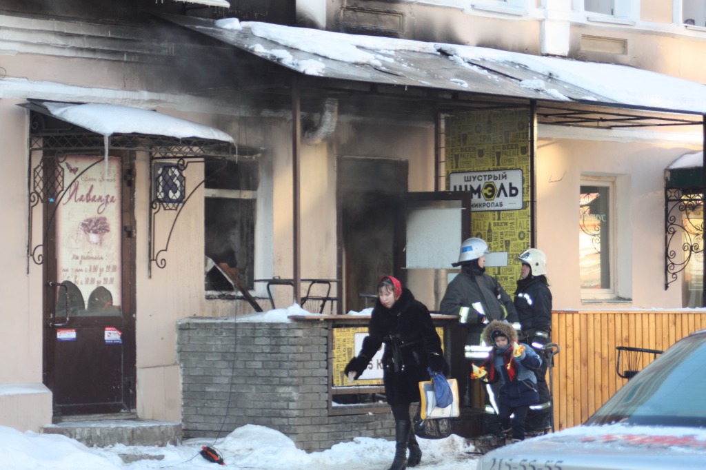 пожар инион 2015. кафе библиотека нижний новгород сгорел. пожар на мокроусова. дом горит. библиотека кафе нижний новгород.