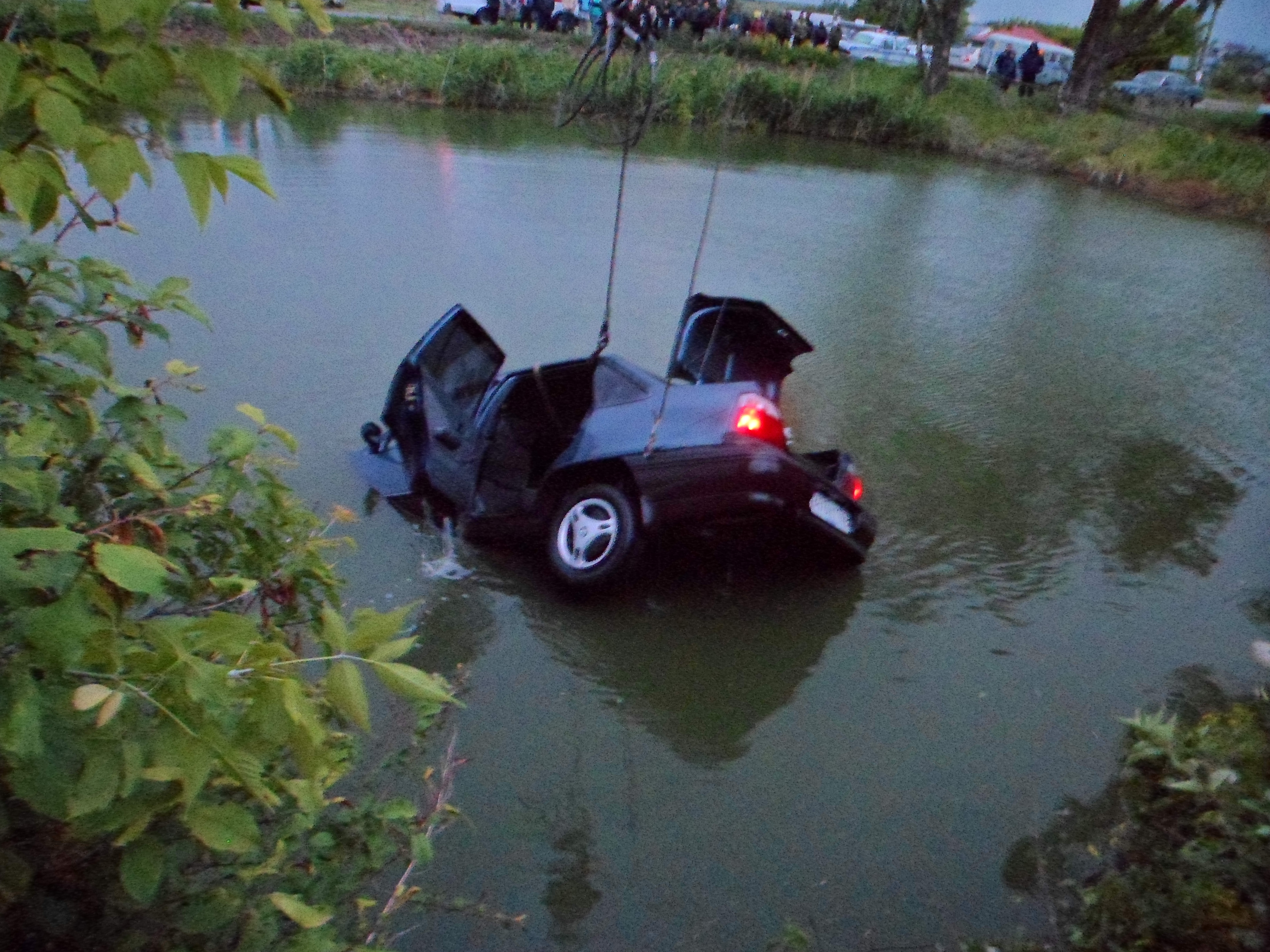 Утонули автомобили. ДТП Сеченово Нижегородской области. Машина у водоема. Утопленные машины.